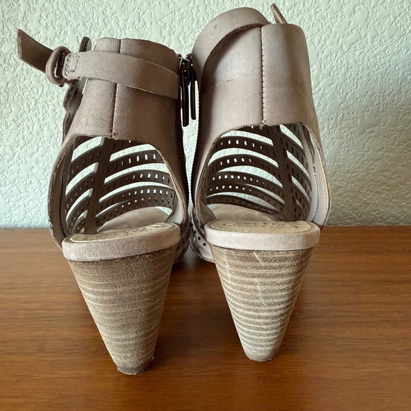 Strappy Vince Camuto heels - Picture 2 of 6